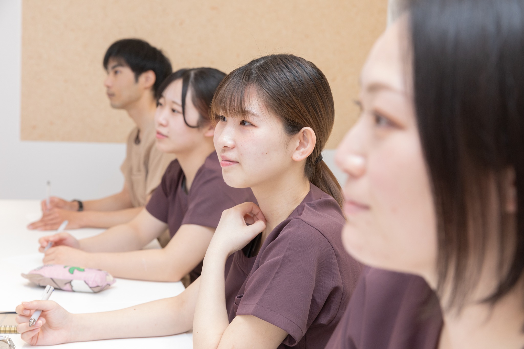 院内で話し合う甲斐昭和みんなのめぐみ歯科のスタッフ
